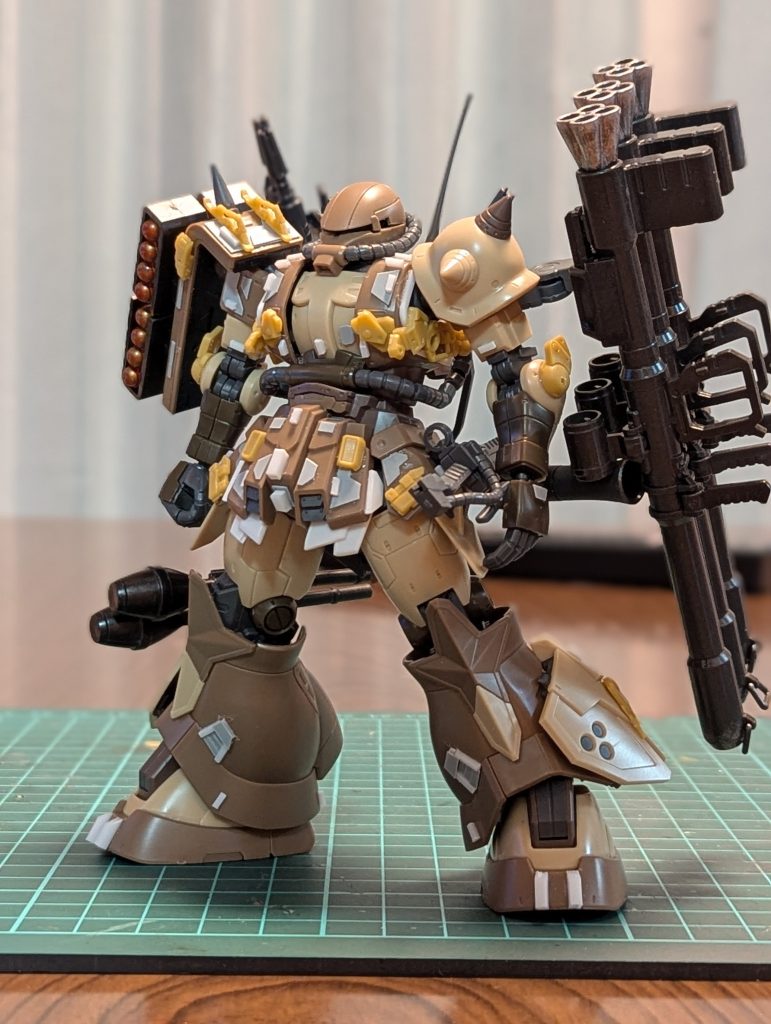 塗装前。けっこう細かく貼り付けました。