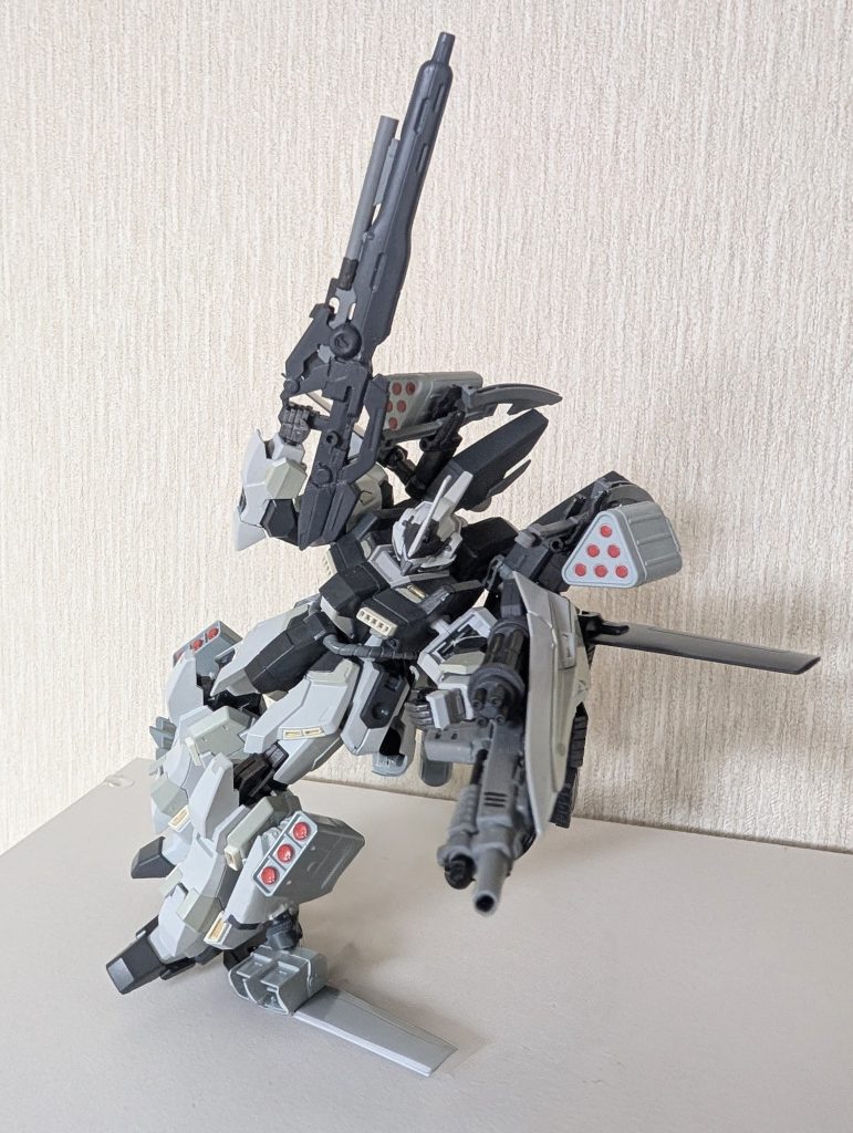 脚部とバックパックのホバーユニットを使ってホバー走行を行います。高速走行になるとさらにバックパックと脚部のスタビライザー(安定翼)が展開します。バックパックの6連装ミサイルポッドはイフリート・イェーガーの余剰パーツを使用。