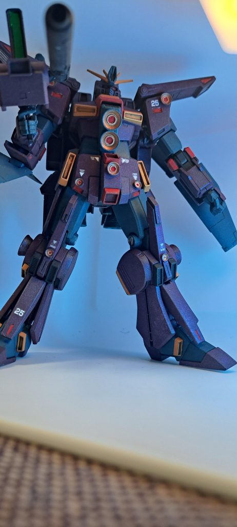 塗装には、Amazonで激安のラメ塗料を使ってみました。単体では使い物にならなかったので、アクリジョンと混ぜて塗装しました。エアブラシは使わず、最近流行りのスポンジ塗装に挑戦してみました。