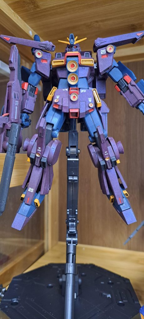 胸と肩、あとスカートと膝、ふくらはぎにブースターを接着して拡散メガ粒子砲にしました。