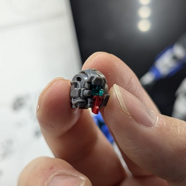 RGアストレアタイプｆ頭部をニッパーで切りながら加工し、アンテナはリペアパーツに真鍮線通して接着剤で固定、エクシアリペアの半壊頭部をはめれるようにしました✨️紅白には80パーセント状態で出撃した設定で出そうと思っているので半壊頭部付けれて嬉しいです😊全体シルエット出来たらLEDを仕込もうと思っています✨️（5枚目）