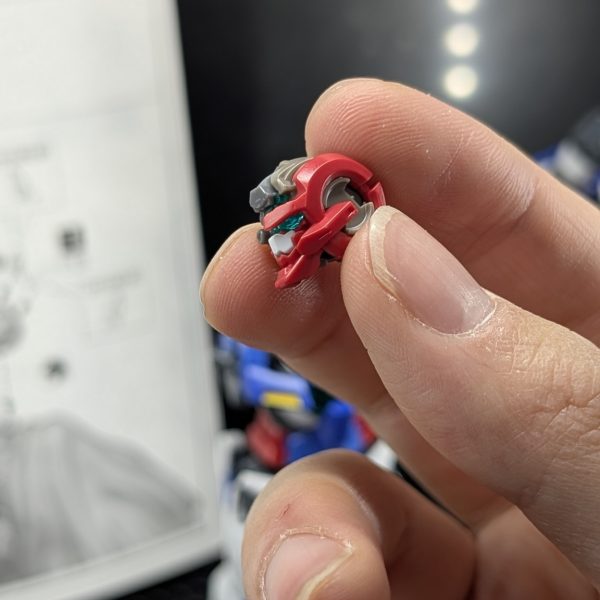 RGアストレアタイプｆ頭部をニッパーで切りながら加工し、アンテナはリペアパーツに真鍮線通して接着剤で固定、エクシアリペアの半壊頭部をはめれるようにしました✨️紅白には80パーセント状態で出撃した設定で出そうと思っているので半壊頭部付けれて嬉しいです😊全体シルエット出来たらLEDを仕込もうと思っています✨️（4枚目）