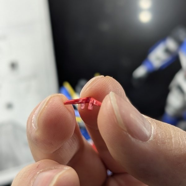 RGアストレアタイプｆ頭部をニッパーで切りながら加工し、アンテナはリペアパーツに真鍮線通して接着剤で固定、エクシアリペアの半壊頭部をはめれるようにしました✨️紅白には80パーセント状態で出撃した設定で出そうと思っているので半壊頭部付けれて嬉しいです😊全体シルエット出来たらLEDを仕込もうと思っています✨️（3枚目）