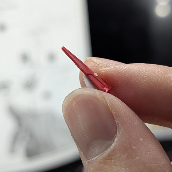 RGアストレアタイプｆ頭部をニッパーで切りながら加工し、アンテナはリペアパーツに真鍮線通して接着剤で固定、エクシアリペアの半壊頭部をはめれるようにしました✨️紅白には80パーセント状態で出撃した設定で出そうと思っているので半壊頭部付けれて嬉しいです😊全体シルエット出来たらLEDを仕込もうと思っています✨️（2枚目）