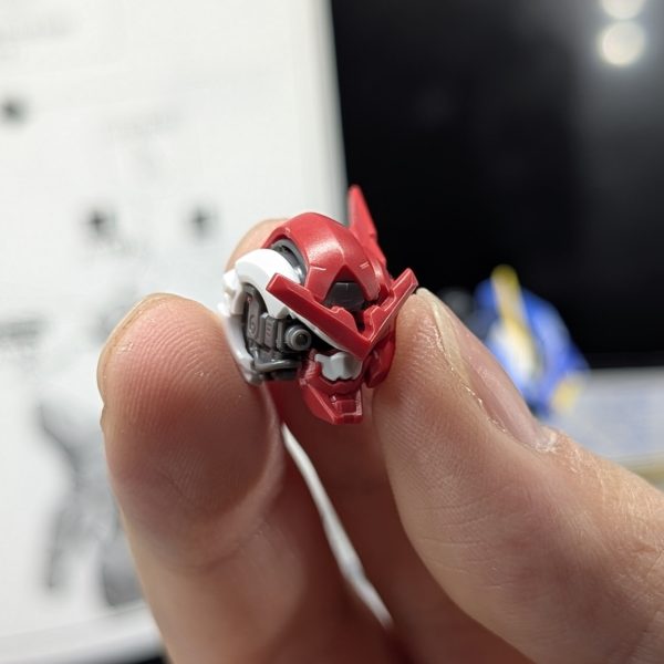 RGアストレアタイプｆ頭部をニッパーで切りながら加工し、アンテナはリペアパーツに真鍮線通して接着剤で固定、エクシアリペアの半壊頭部をはめれるようにしました✨️紅白には80パーセント状態で出撃した設定で出そうと思っているので半壊頭部付けれて嬉しいです😊全体シルエット出来たらLEDを仕込もうと思っています✨️（6枚目）