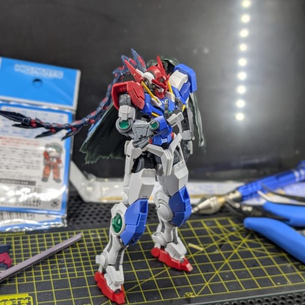 右腕部、背面、腰部をリペアIIIからクアンタのものに組み替えて、リペアのマントを付けました☺️非常にイメージに近づけることが出来たので凄く満足しています✨️次は武装類を調整したらLEDを仕込んでみたいと思うのでワクワクです!（3枚目）