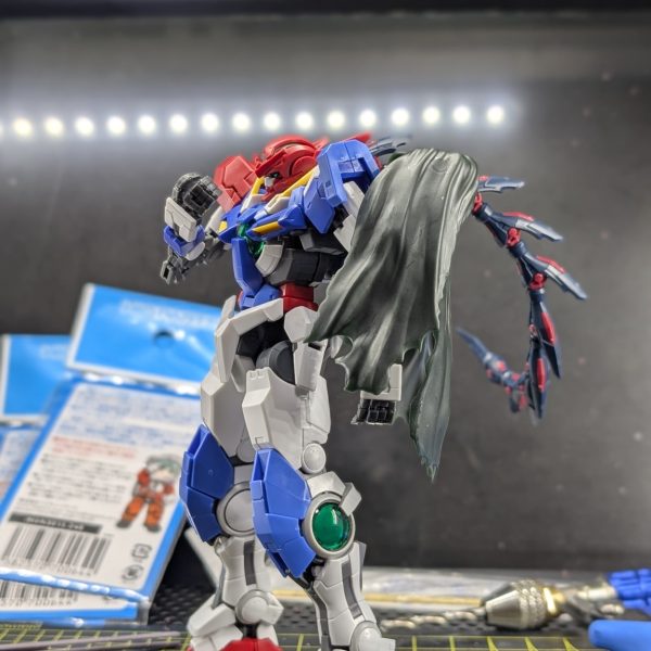 右腕部、背面、腰部をリペアIIIからクアンタのものに組み替えて、リペアのマントを付けました☺️非常にイメージに近づけることが出来たので凄く満足しています✨️次は武装類を調整したらLEDを仕込んでみたいと思うのでワクワクです!（2枚目）