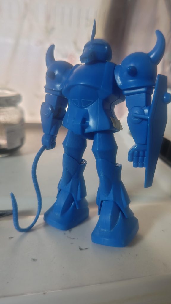 先に頭、手足だけ接着し合わせ目消し、胴体と仮組み。この後、ラインを表現するために下色、赤と白を吹きました。モノアイは白からピンク、マスキングして黒、胸は白でラインをマスキング、二の腕や手首などは赤で吹きマスキングしました。