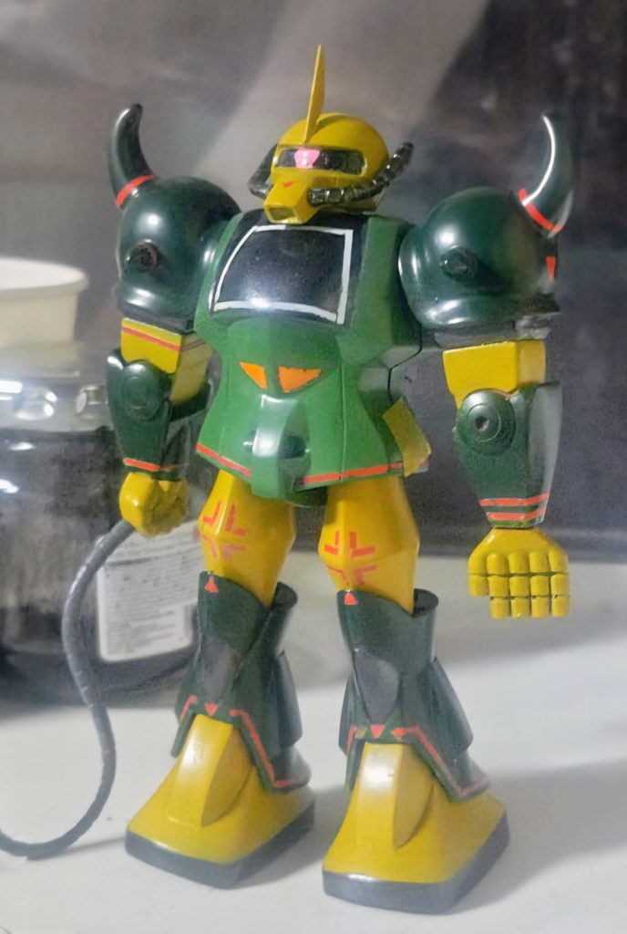 胴体の合わせ目消しは諦めましたwオリーブグリーンとサンドイエロー、ヒートロッドとバックパックはグレー、そして案の定ガタガタになったラインは汚す前提で修正も適度にしました。