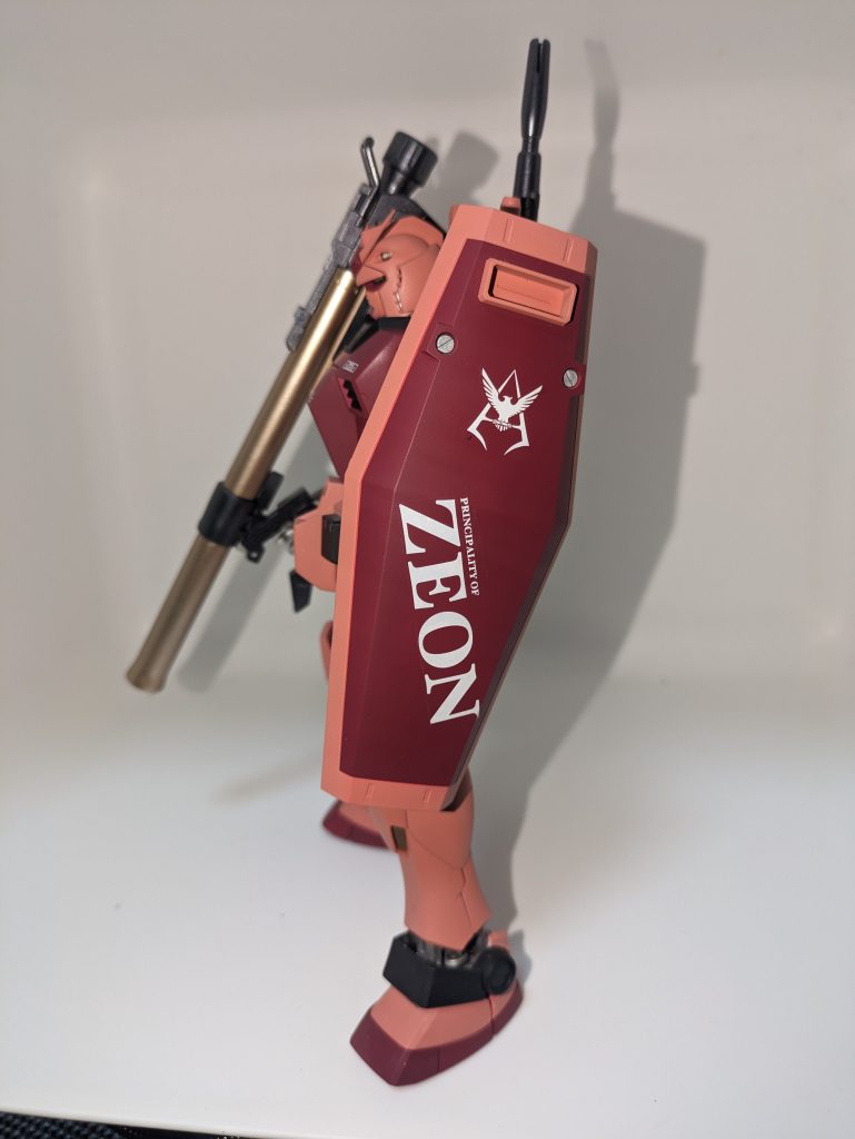 改造ポイントとしてはシールドの十字をはめ込む穴埋めと、ヒサシをプラ板とパテで少し下げて目付きを悪くしました。見比べたらちょっと違うような…くらいの出来ですが(^^;