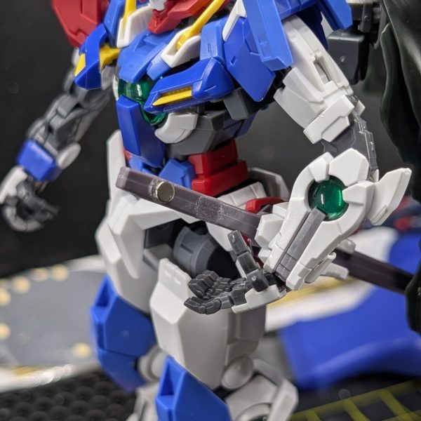 ネオジム磁石を各武器に埋め込みながらポーズ確認しています✨️だいぶいい感じです😊HGシュバルゼッテのソードはなんかダブルオー感足りないなと思ったのでジャンクパーツになったエクシアの腕パーツがかっちりハマったので付けてます✨️（5枚目）