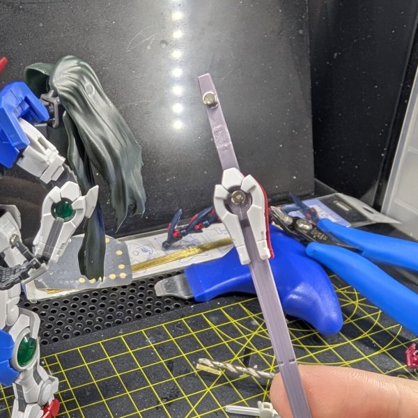 ネオジム磁石を各武器に埋め込みながらポーズ確認しています✨️だいぶいい感じです😊HGシュバルゼッテのソードはなんかダブルオー感足りないなと思ったのでジャンクパーツになったエクシアの腕パーツがかっちりハマったので付けてます✨️（2枚目）