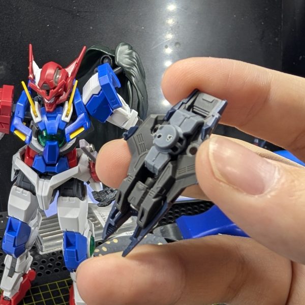 ネオジム磁石を各武器に埋め込みながらポーズ確認しています✨️だいぶいい感じです😊HGシュバルゼッテのソードはなんかダブルオー感足りないなと思ったのでジャンクパーツになったエクシアの腕パーツがかっちりハマったので付けてます✨️（3枚目）