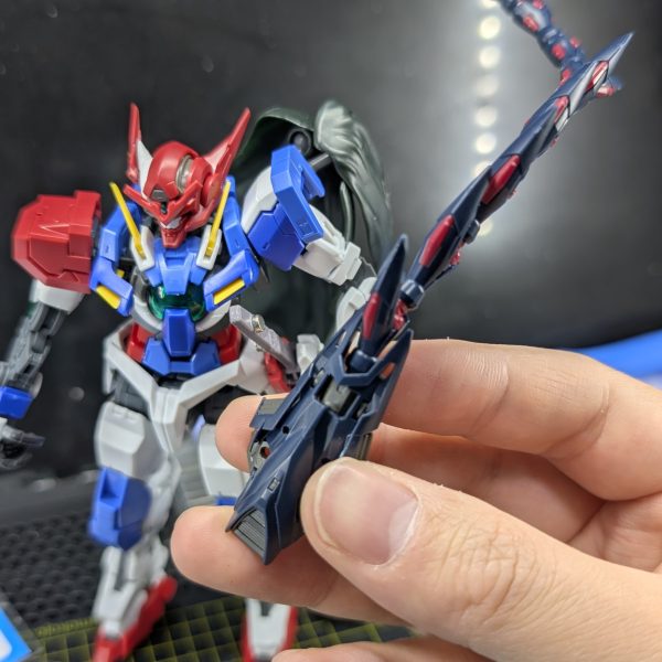 ネオジム磁石を各武器に埋め込みながらポーズ確認しています✨️だいぶいい感じです😊HGシュバルゼッテのソードはなんかダブルオー感足りないなと思ったのでジャンクパーツになったエクシアの腕パーツがかっちりハマったので付けてます✨️（4枚目）