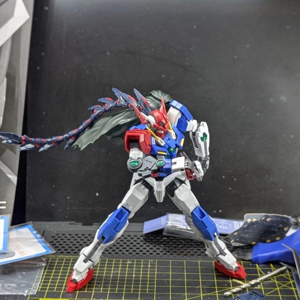 ネオジム磁石を各武器に埋め込みながらポーズ確認しています✨️だいぶいい感じです😊HGシュバルゼッテのソードはなんかダブルオー感足りないなと思ったのでジャンクパーツになったエクシアの腕パーツがかっちりハマったので付けてます✨️（6枚目）