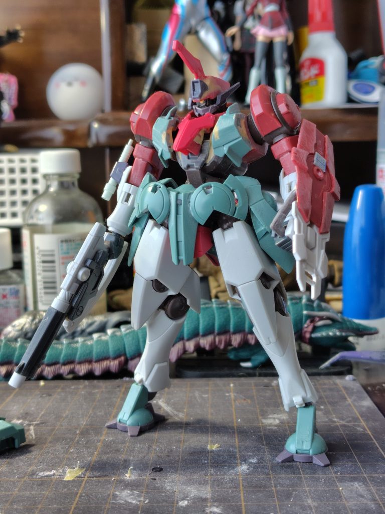 ちょっと背景ごちゃごちゃしてますがひと通り組み終わった状態。ここからさらに半年以上空きます。 各パーツの使用状況がだいたい分かるかと思います。 参考までに頭部は以下の感じで組み合わせてます。頭部→グリムゲルデをベースに、ハインドリー(口元)+グレイズ(シノ機頭)+グレイズアイン(マスク) スネのパーツは見つからなかったのでパテで適当に作りました。 盾の形は最初のものが上手く作れなかったので、今のものに変わってます。