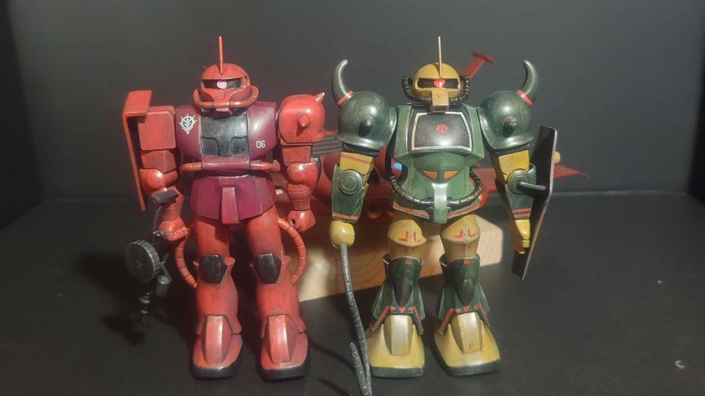 先日アップしたシャアザクと2ショット。シャアザク発売からそれほど経過してないのに足首が曲がるグフ!それだけでザクとは違うと言い切れてしまいますね🤣