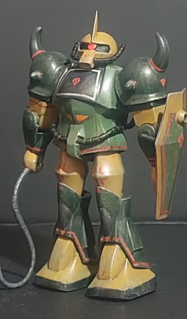 私が小学生の時第一次ガンプラブームで一番最初に買ったガンプラがグフとズゴックでした!なので感無量。当時はランナー状態でラッカー塗料で筆塗り。兄から教わり完成させました。グフは何もしないぼっ立ちが一番良いw