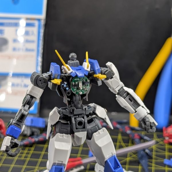 長いことやってみたかったLEDユニットを仕込んでみました！ビットトレードワンさんの磁気スイッチモジュールのLEDを仕込んだのですが、簡単にいくと思っていたら、RGの構造に隙間がなさすぎてかなり無理くり切り貼りしてスペース作りました笑&nbsp;結果は上手くいったので概ね満足です☺️下は点灯含めた動画です✨このLEDはオススメです✨↓（4枚目）