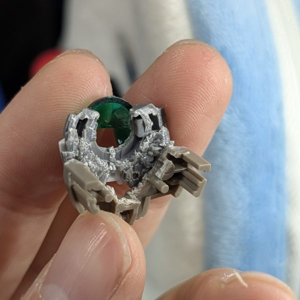 長いことやってみたかったLEDユニットを仕込んでみました！ビットトレードワンさんの磁気スイッチモジュールのLEDを仕込んだのですが、簡単にいくと思っていたら、RGの構造に隙間がなさすぎてかなり無理くり切り貼りしてスペース作りました笑&nbsp;結果は上手くいったので概ね満足です☺️下は点灯含めた動画です✨このLEDはオススメです✨↓（3枚目）