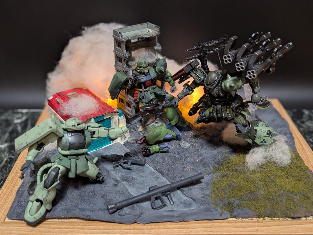 味方の被弾！残弾数ゼロ！そんなピンチに駆けつける！頼れるアイツ！ダイソー粘土とかトミカの倉庫使いました。煙は綿と電池式ローソクで再現しました。ザク２はそのまま、改はローソクで炙って焼きました。