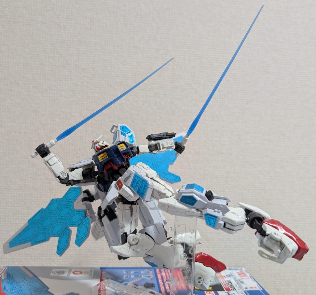 再び設定としては、ビーム兵器とグラスフェザーで戦っていたが、ナノラミネート塗装が施されたモビルアーマーの出現で一線を退く。以後その戦闘データを元に、バエルを筆頭とするガンダムフレーム機体が造られ、厄祭戦収束に導くことになる・・・。なお現時点で、ガンダムフレーム機体は公式17・オリガン52機となります。残り10機もいつか完成させたいです。「紅白ガンプラ」前後編共々、閲覧ありがとうございました(_ _)