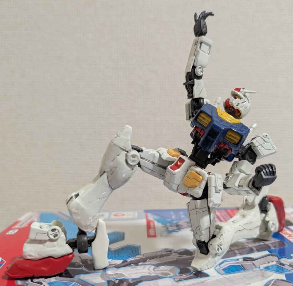 「関西万博の等身大ガンダム」と同じポーズです。