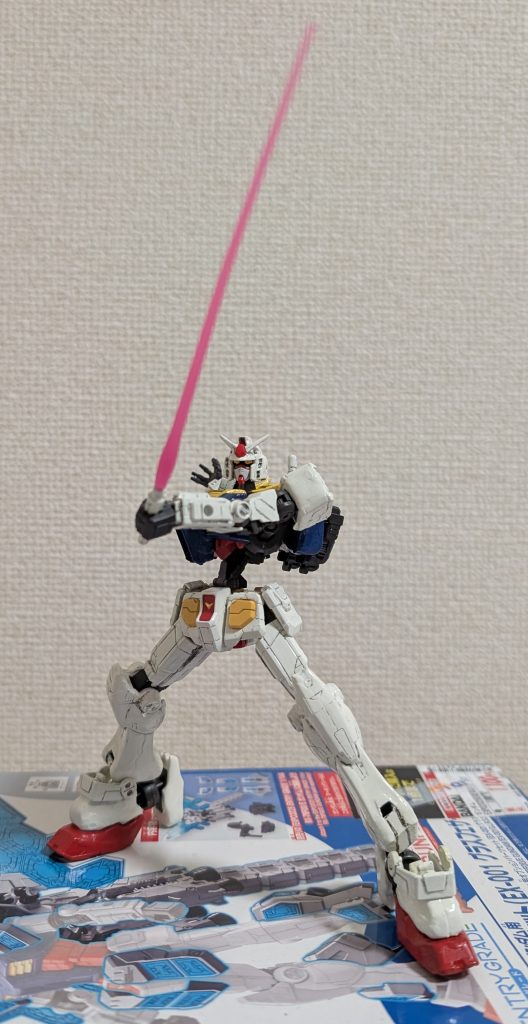 (右平手を活かして)ビームサーベル1本でポーズ。設定としては、「ガンダムフレームの試作機」という立ち位置で、型式が「00」なのもそのためです。その時期はモビルスーツもモビルアーマーも、ナノラミネート塗装されていなかったため、ビーム兵器も使われていたことにして説得力を持たせてます。ちなみに名前の「0A」は、「0はレイ」「Aはアムロ」を意識して付けました。