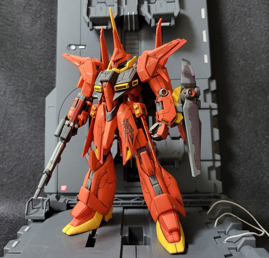 スジ彫り、プラ板張り付け、部分塗装、艶消しトップコート仕上げです。