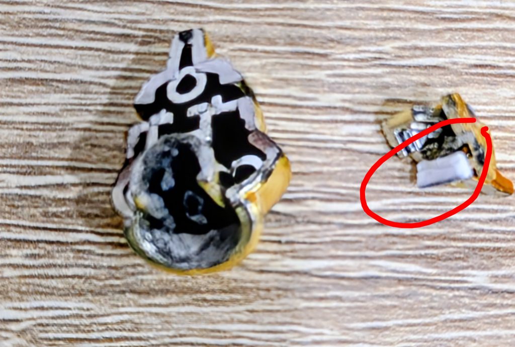 HGの頭部の顔の裏に赤丸でつけた場所に写真のように0.5mmプラバンをジョイント部分と同じ高さに設置し、なんとか首の差し替えはできました。