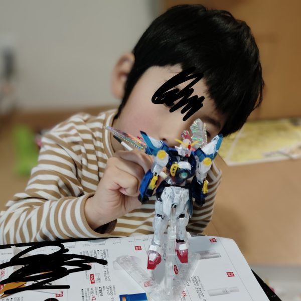 柔らかな日差しの大晦日だった。彼は突然、筆塗りを始めたのだ。それでは皆様よいお年を（3枚目）