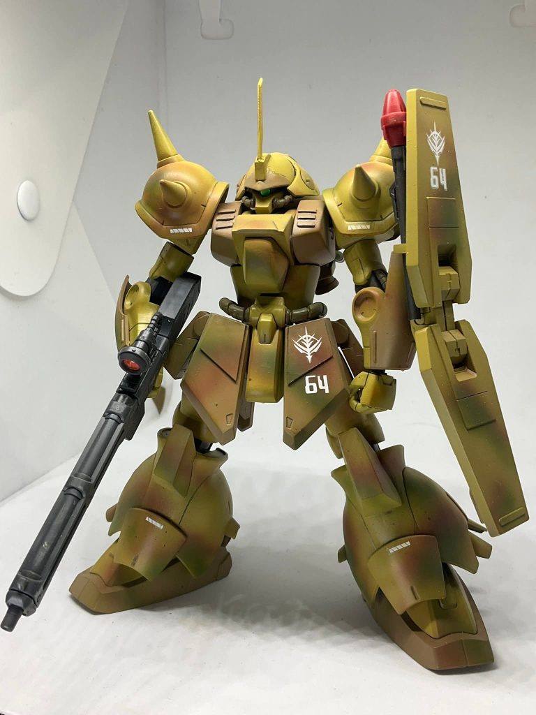 ダブルスパイクアーマーにしたので、シールドは左腕にセットしてシュツルムファウストを装備させました。武装はゲルググＪのビームマシンガンです。