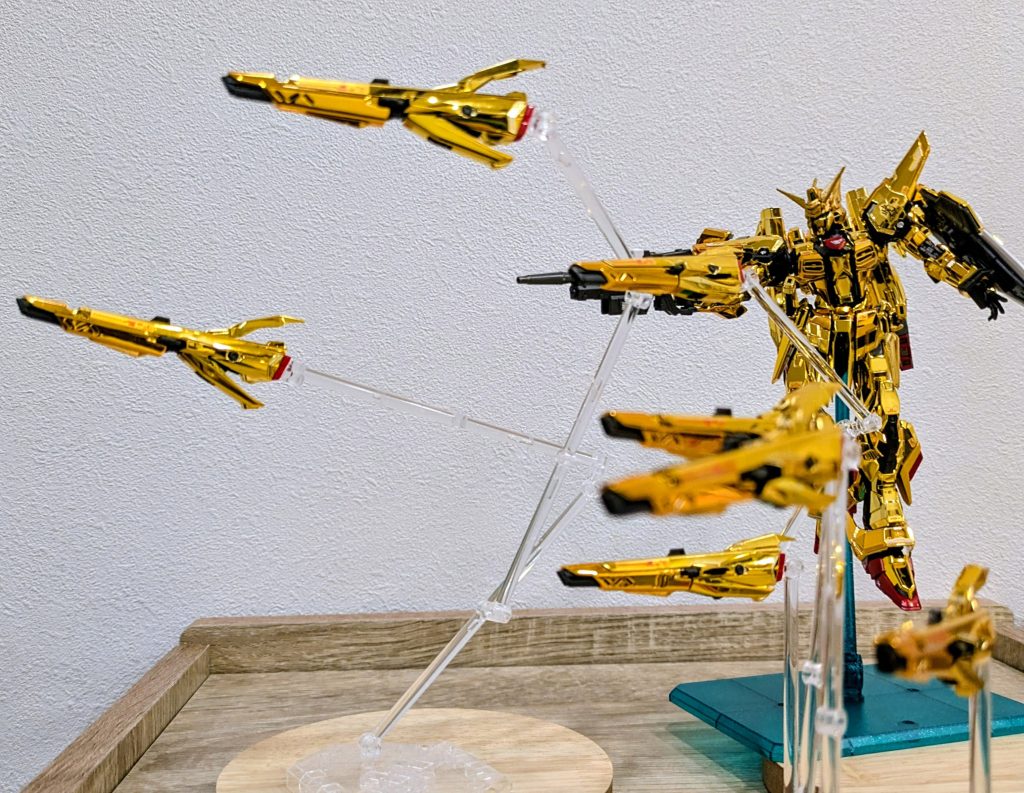 最後にドラグーンのカットドラグーンは計7個使用。取るのにバランス取るのに一苦労。なんとか取れた1枚です。RG　シラヌイ装備にはゼウスシルエット用パーツもついており、いずれはゼウスシルエットもやってみたいと思います。ゼウスシルエットは、年明けから始めようかと思っています。&nbsp;それでは、メリークリスマス！！