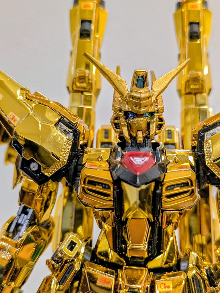 顔のアップRGの顔部分をベースに口周りはHGを移植。作成している写真は取り忘れましたが、RGの口周りのカメラアイ周囲を構成している赤いパーツに合わせてHGの口周りを削り込み。赤いパーツも干渉しすぎるところを削って合わせました。口のサイドのカバーのような箇所はRGを切落とし、HGの顔の両サイドのアンテナのようなパーツから切って接着剤でつなぎ合わせました。