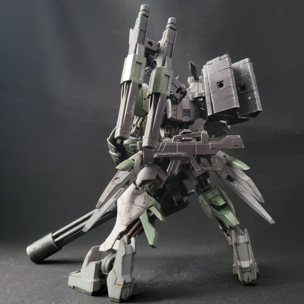 背面です武装はジャイアントガトリングショートバレルレールガン2問マルチミサイルランチャーアサルトライフルナイフ