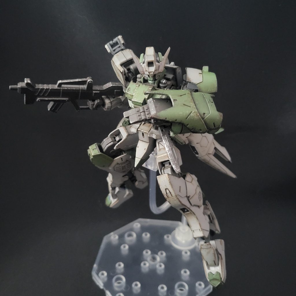 よく、テレビや映画等でナイフを逆手に持つアクションがありますが、あれってリーチの短いナイフを順手よりさらに短い逆手で持つことになり、不利な状況を招いてる事になるんですよねでも、狭い場所での戦闘なら順手よりも逆手のが取り回しが良い場合もあるんです見た目は逆手のがカッコよく見えますよね