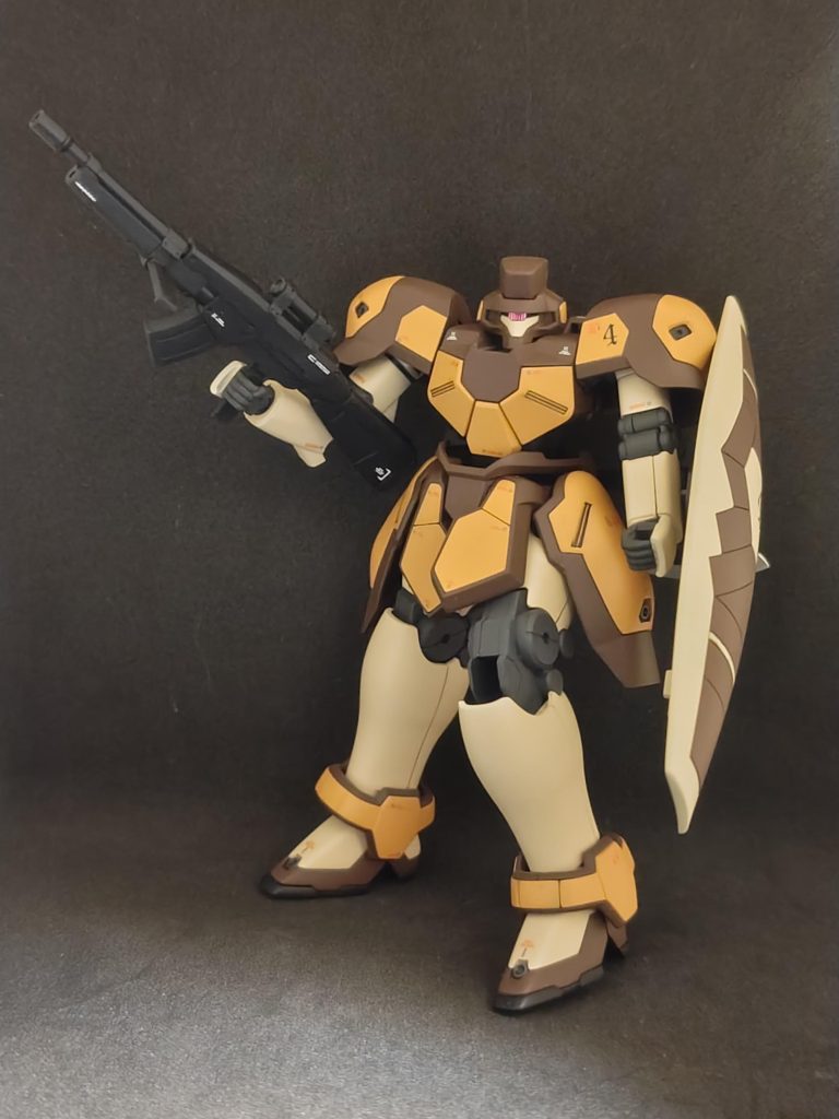 ロングバレルライフルとシールド、アックスを装備させてあります。オレンジ色の装甲部分の調色は少し失敗。もうちょいオレンジ色を強くしたかった。