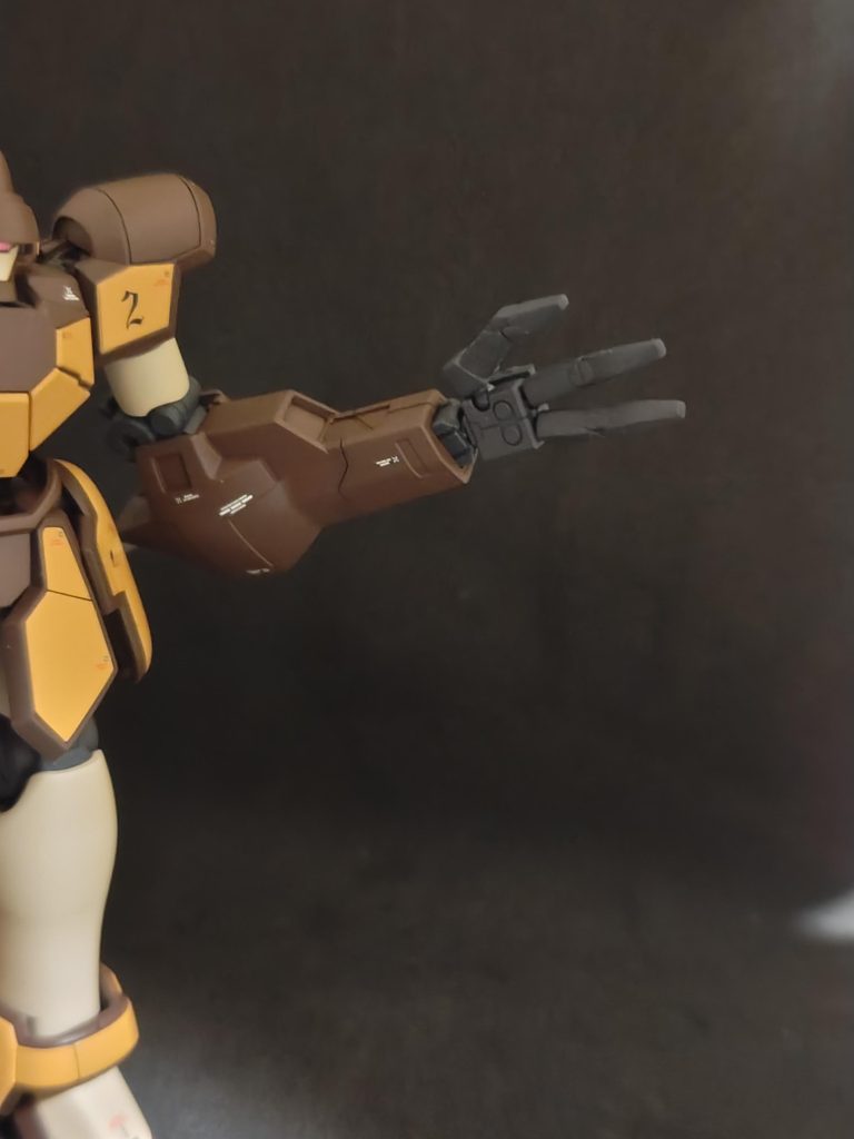 指はバラバラにして、肉抜きを光硬パテで埋めました。