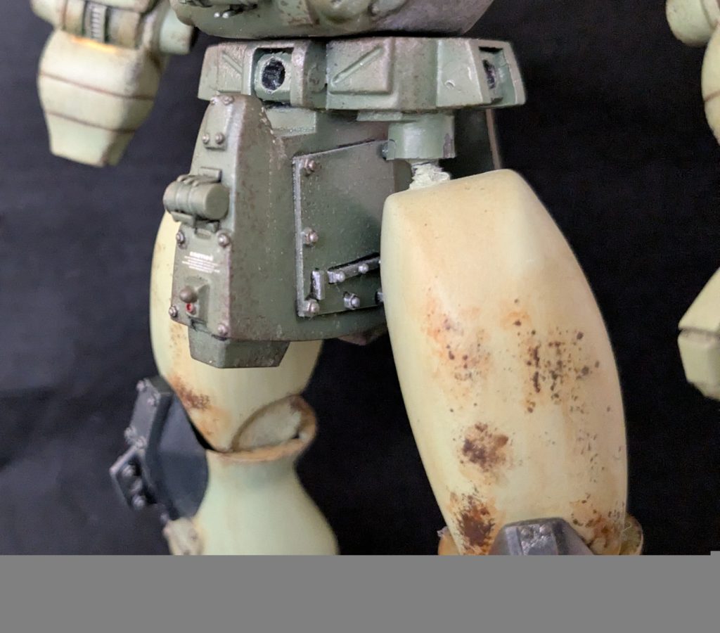 吊り下げ式にしています。腰回りはプラ板とエポキシパテでスクラッチ。胴体とはポリキャップで繋がってます。