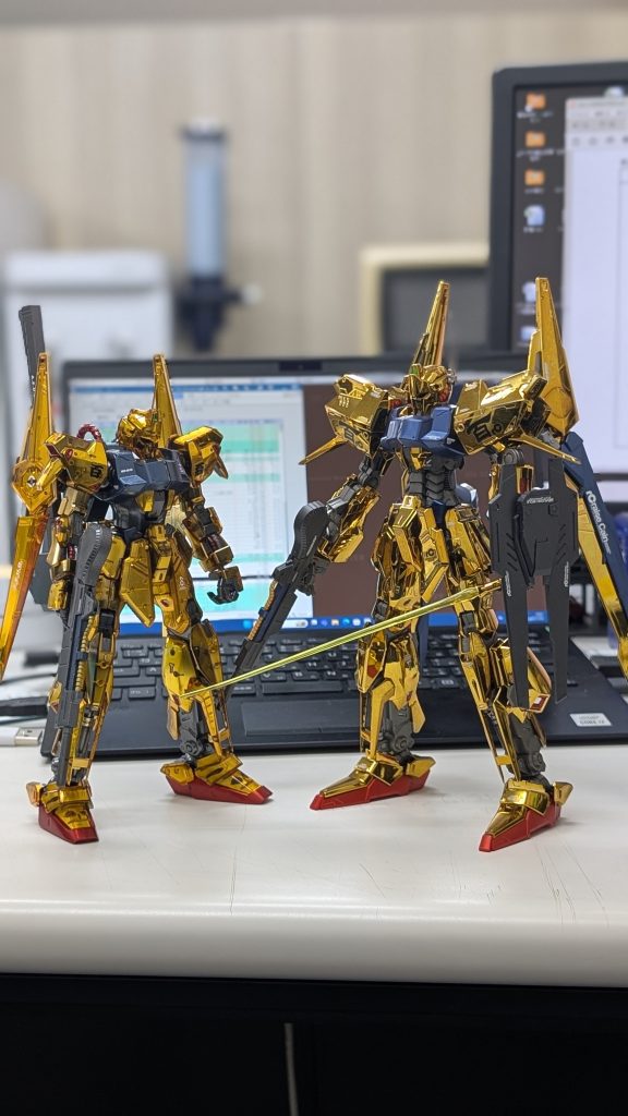 ライズカインと並べてみました。ライズカインを先に組んだので分からなかったですが、腕、脚は伸長パーツがあって、腰は新形状で、なんとかバランスを保ったまま一回り大きくなってるのが分かりましたw