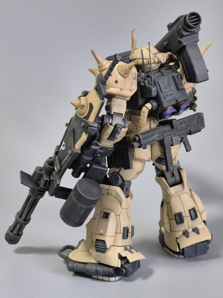 左手にVAL-RB-T27/880mm ラケーテン・バズ、右手には3連装35mmガトリング砲とガトリング・シールド（6銃身75mmガトリング砲）、背部にMMP-80マシンガンを装備し、予備マガジンはサイドスカートに懸架。