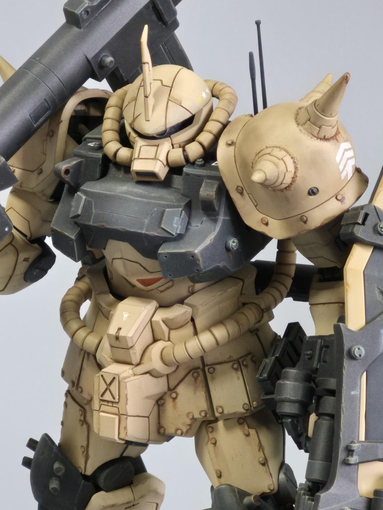 現地改修としてフロント·サイドスカートと大腿前部にボルト止め増加装甲。