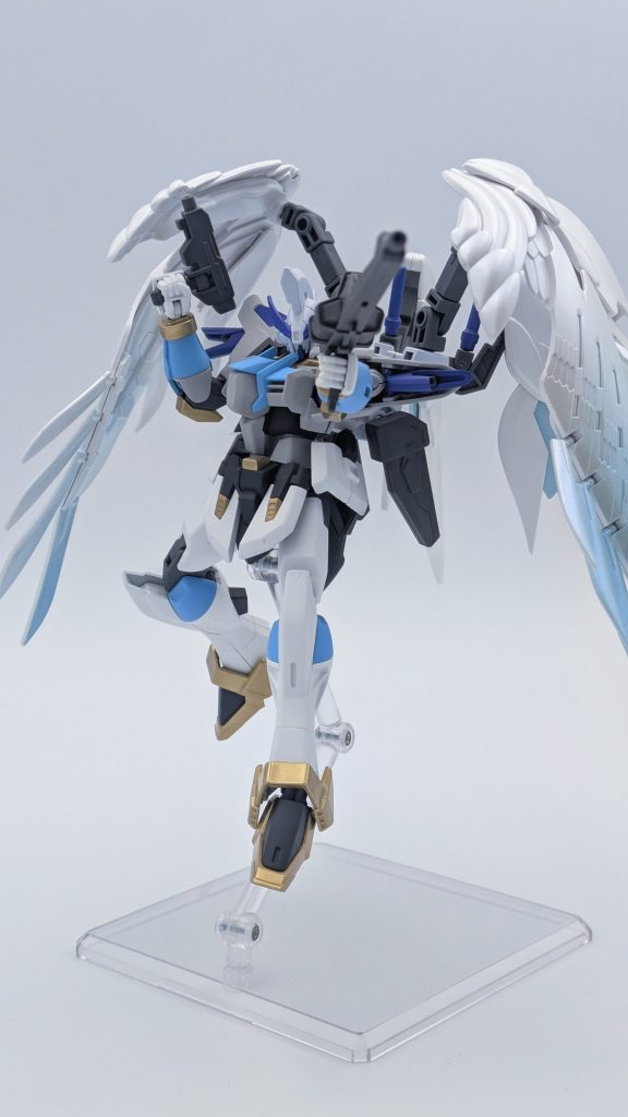 バスターライフルとビームガン。フェニーチェリナーシタのものです。バスターライフルに加え、ビームガンとビームサーベルに分離出来るビームライフルを装備しています。