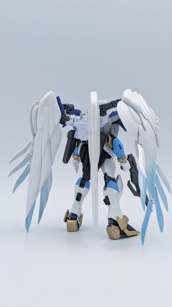 背面から。ウイング部分はクリスタルカラーを使用しているので、グラデーションによって光の反射色が違うんですが、写真だと分からないですね…