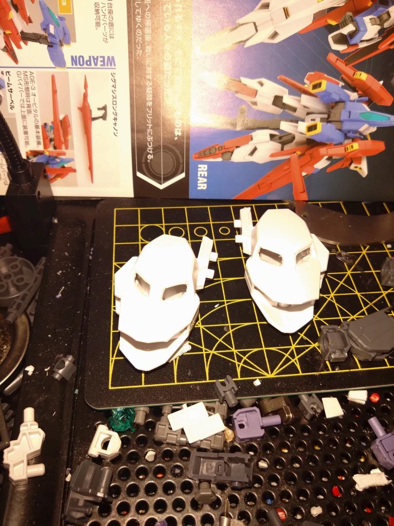 脚部のスラスターをくり抜いて