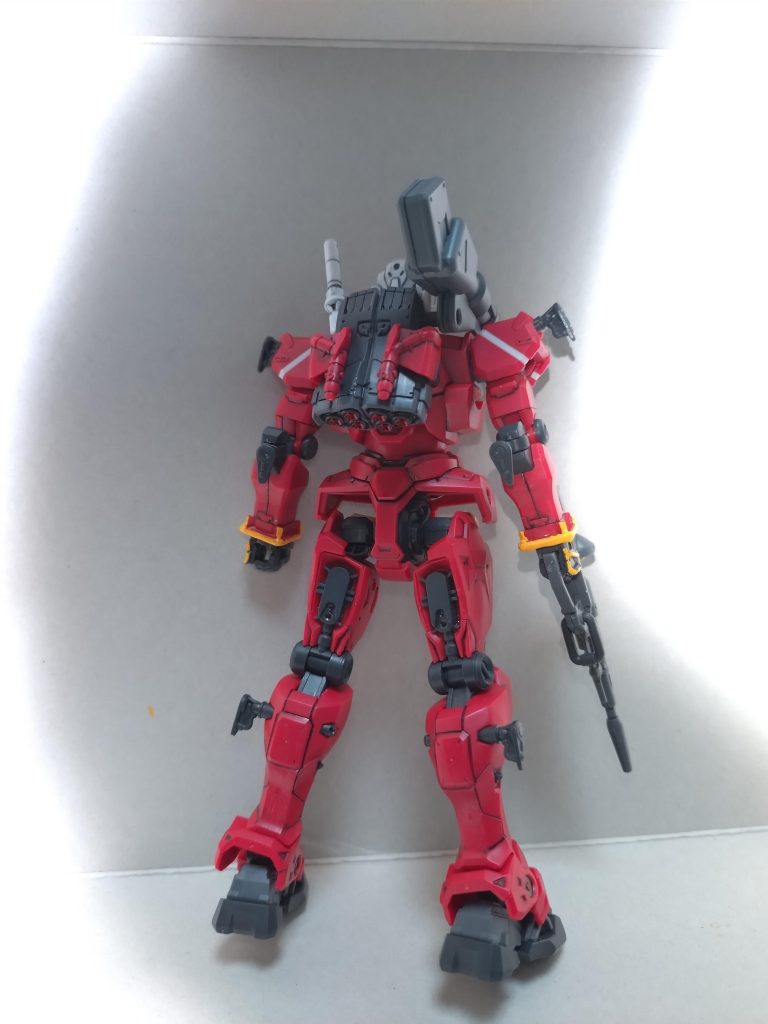 とりあえず…全身出来るだけスミ入れ、マーカーで部分塗装…一部メタリックシール貼って、あとは連邦軍のマーキングデカール貼って終わらせました。GQ世界において連邦軍の主力MS。正史宇宙世紀のRGM079ジムに当たる機体です。ただジムと異なりGQ世界でわシャアにガンダムを奪われたために仕方なくガンキャノンをベースに残存した01ガンダムのデータを組み合わされて完成された量産機。ガンダムと手足等は共通部分があります。強力なビームキャノンがあるため後方支援による射撃は敵MSとって脅威だったとおもいます…ルナチタニウム装甲にコアブロックシステム搭載…それにより高コスト化……。その分正史宇宙世紀のジムのように簡略化されてなかったので生産性は低下したため数を揃えられなかったか…また高機動戦でわ敵のガンダムをベースにした簡易量産型ジオンのゲルググに対してビームキャノンがあるため重量増加で近接格闘戦は不利になったんでないかとおもいます…また正史のアムロの戦闘データがなかった…。それでもソロモンでセイラ専用軽キャノンがビグ・ザムを撃破してるので性能は決して悪かった訳でわなかったとおもいますが…それでも結果ジオン公国に敗北してしまった悲しい結末になってます……。