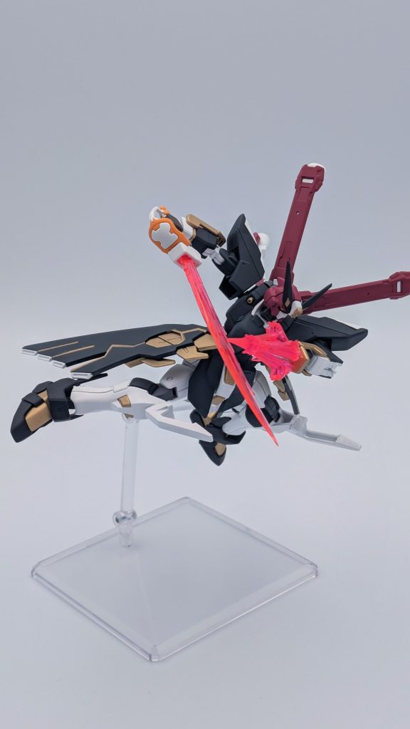 ブランド・マーカー、ビーム・ザンバー。RGのクロスボーンガンダムのエフェクトはトゲトゲしいので、高出力感があって好きです。