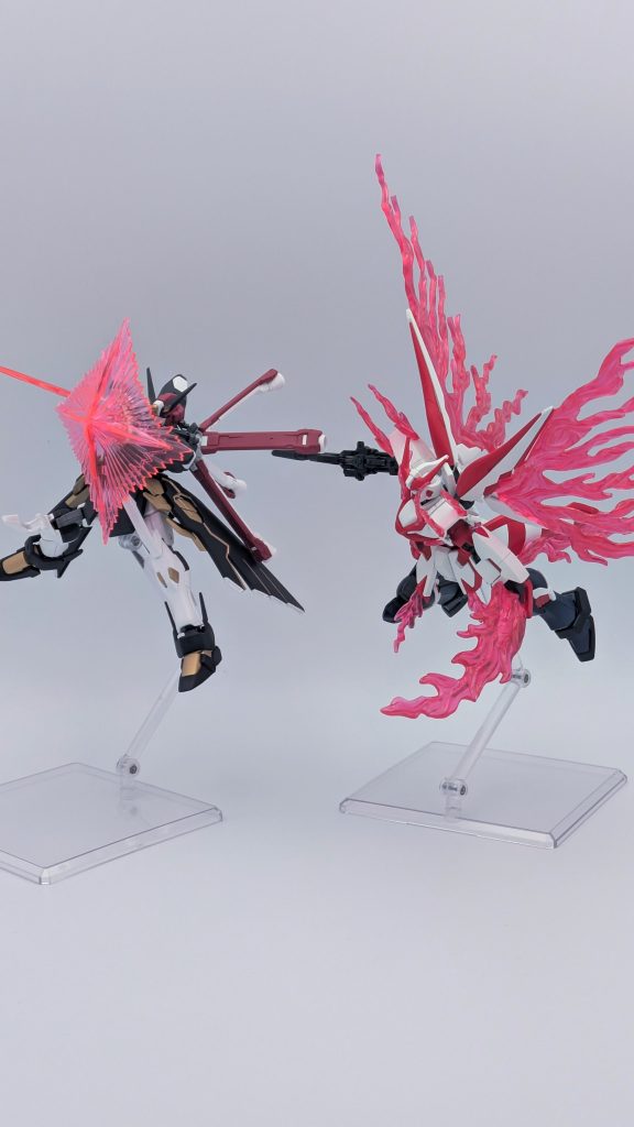 ここまで見て頂いてありがとうございます！最後に、一味イメージのファントムと一緒に。今回は見せ所も多いので写真多めにしました。もし他の機体が気になる方は、https://gumpla.jp/hg/2258713の総集編から見てみて下さい。折角なので、紅白に合わせて投稿しましたが、思えば船長のイメージカラーは赤でしたね…。もし良ければ👍️やコメント等して頂けると非常に嬉しいです！