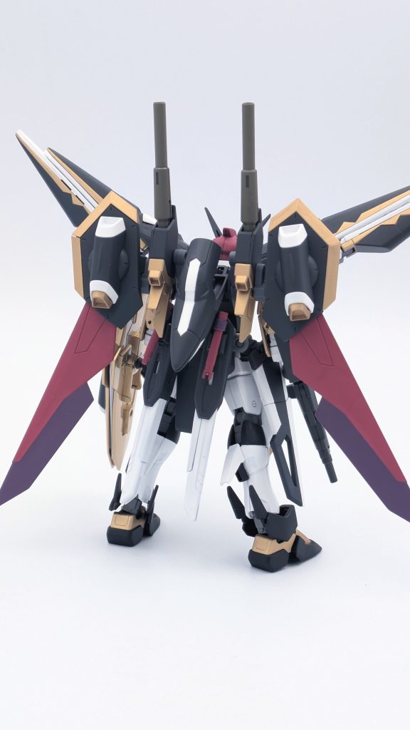 背面から。これまでの船長イメージ機は宇宙世紀らしいデザインを意識しましたが、全部盛りということで今回はC.E寄りにしました。