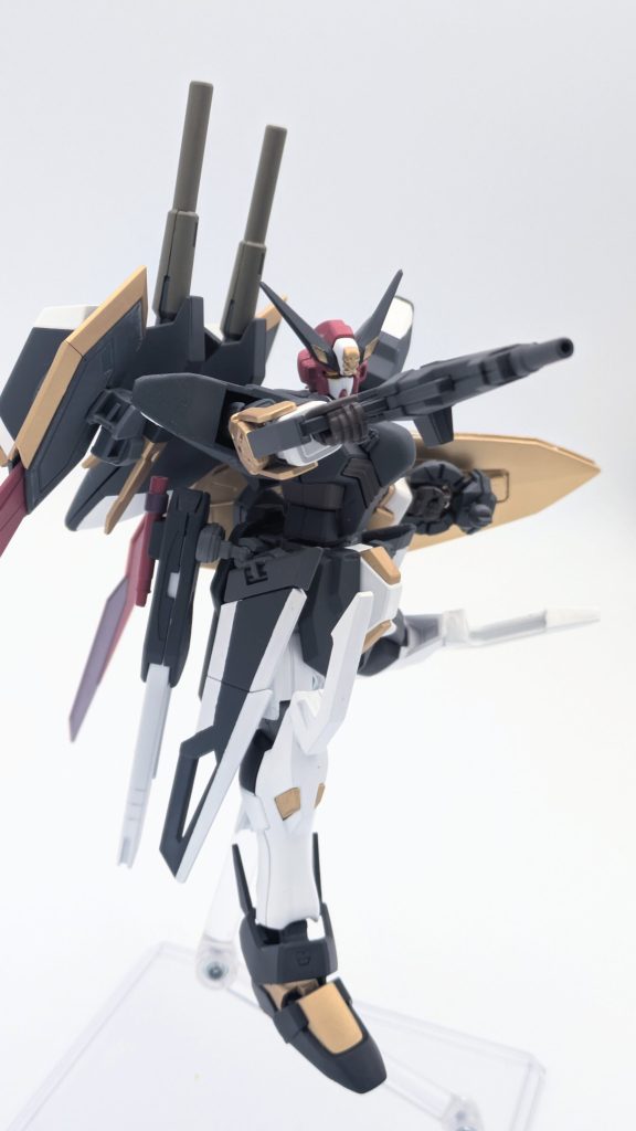 ドッズライフル。各部の可動域はかなり広くなるようにしたんですが、その結果、至る所が干渉するようになりました…。あと、肩部のフィンファンネルは外れやすいので、所々外してます。